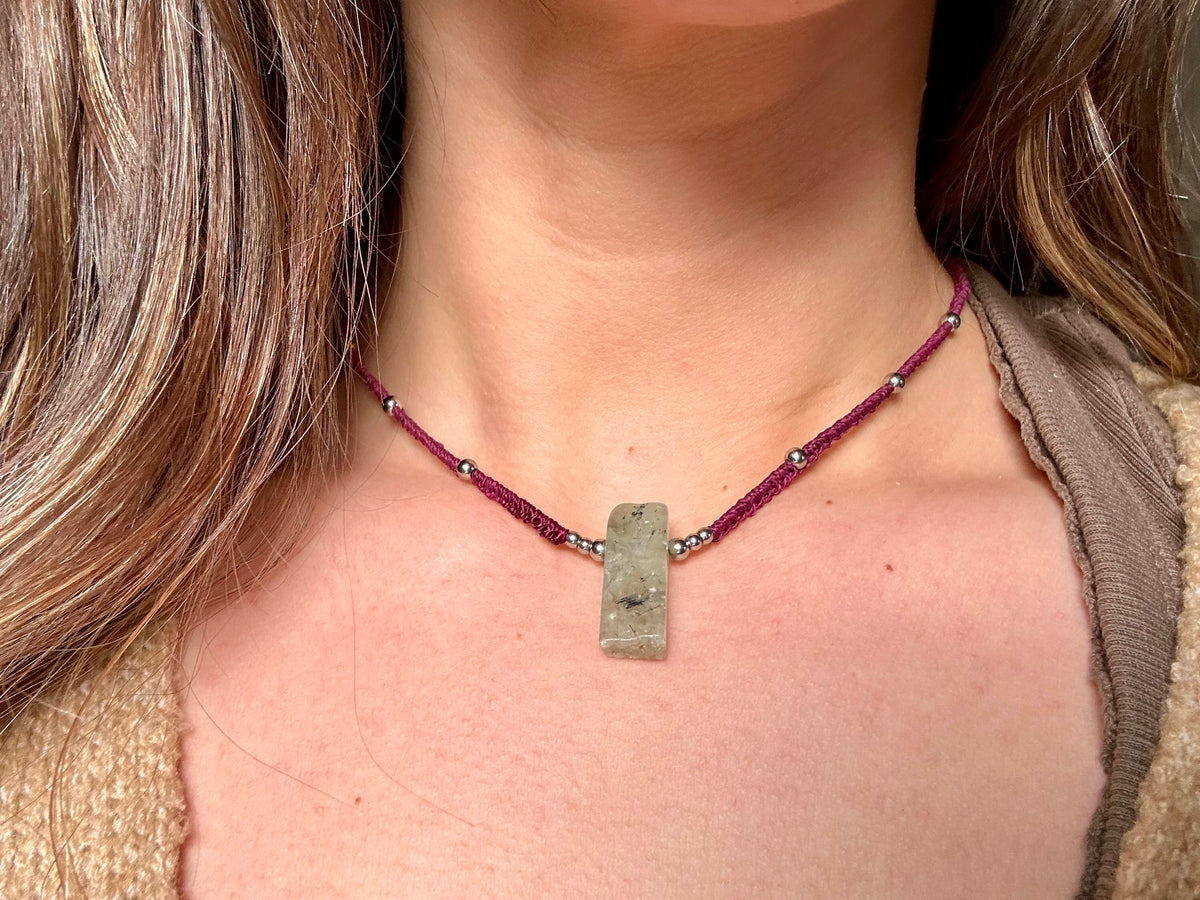 Collar Bélice Prehnita (burdeo)